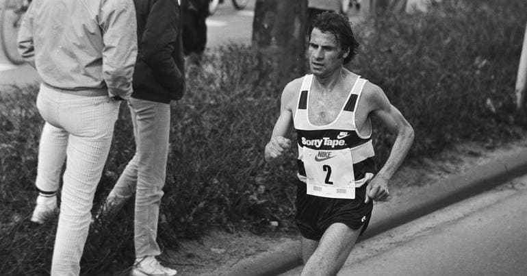 In the mud, the banker who just wanted to run appeared