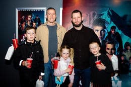 Undir ísnum frumsýnd