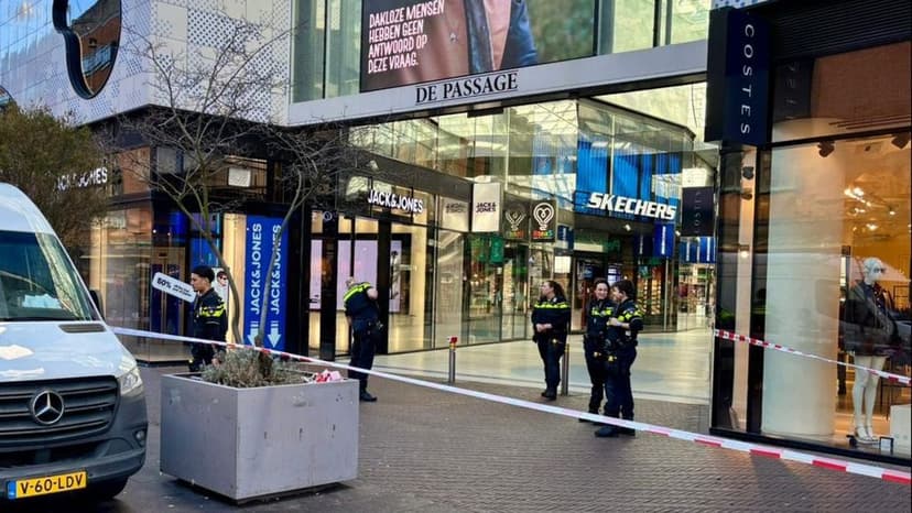 Shopping Arcade in The Hague Evacuated Due to 'Strange Smell'