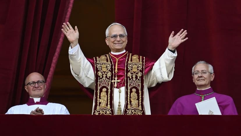 Kardinaal betrapt met telefoon tijdens conclaaf waar Leo XIV tot paus werd gekozen