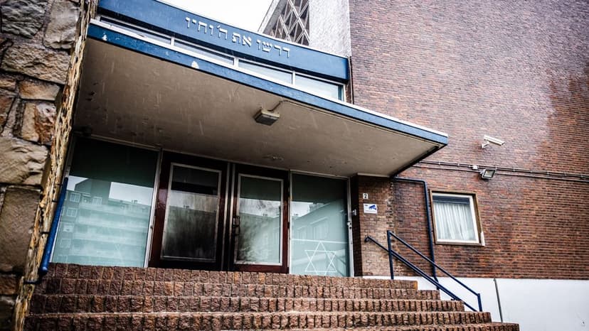 Fire unge er anholdt for brandattentat mod synagoge i Rotterdam