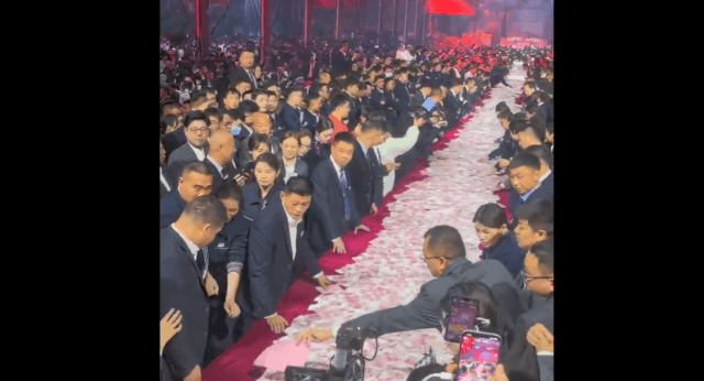 CEO in China gives away €22 million in cash bonuses — Employees took as much as they could hold