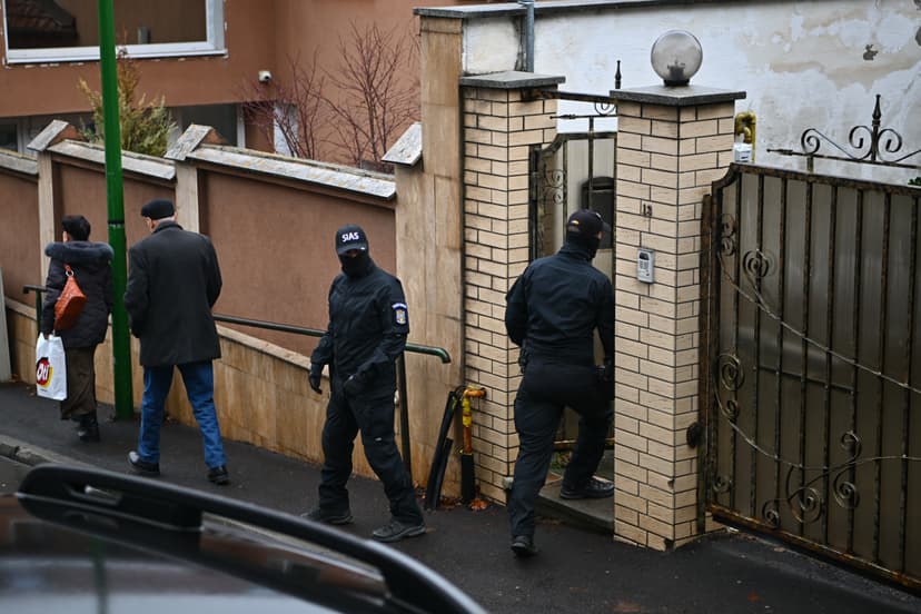 Percheziții de amploare în fotbalul românesc. Un fost fotbalist de la FCSB, printre cei vizați de trucarea meciurilor din Liga a 3-a