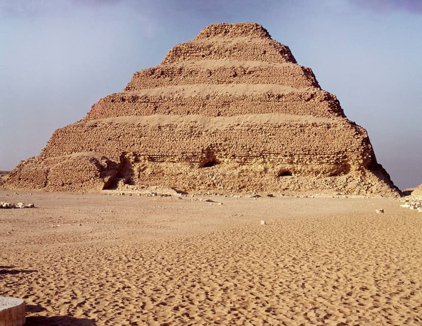 VIDEO Pyramid in Egypt vandalized by a tourist guide. The man risks going to prison