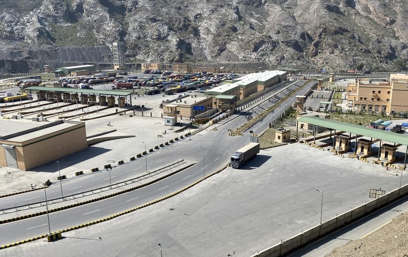 Pakistan Bombs Militant Targets in Afghanistan, Kabul Threatens Retaliation