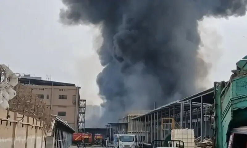 Fire breaks out at chemical factory in Karachi’s SITE area: Rescue 1122