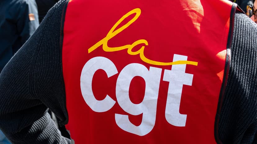 French Hair Salon Workers Protest Exploitative Conditions and Occupy Premises