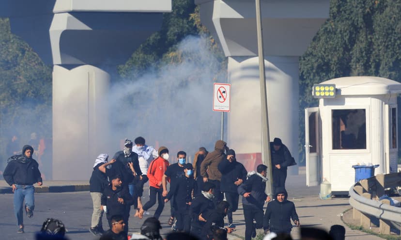 Attack on Iran: Protesters try to storm the US embassy zone in Baghdad