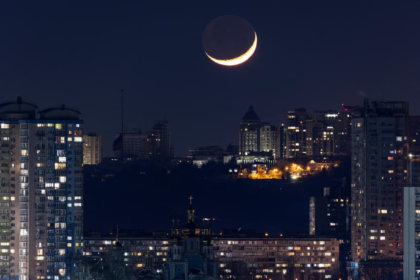 Ukraine : Kiev bombardée par des missiles avant le quatrième anniversaire de l’invasion russe, une policière tuée près de Lviv