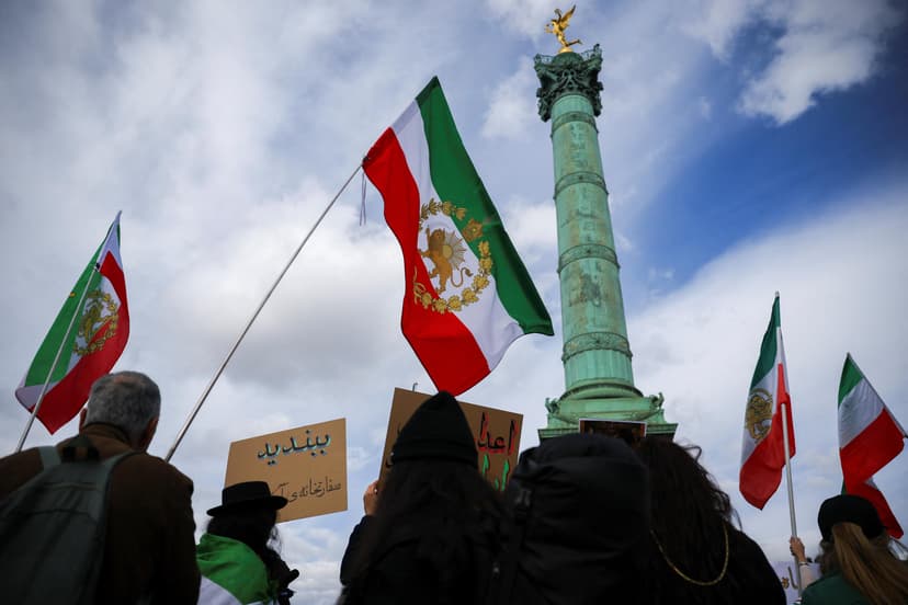 «Khamenei est mort, il est parti au diable !» : à Paris, une diaspora iranienne entre joie et crainte