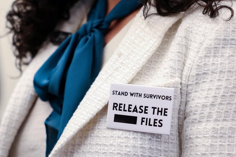 «C’est obscène» : un collectif dénonce la vente en ligne de vêtements associés à Jeffrey Epstein