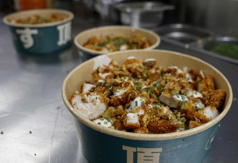 Bon marché, copieux et très viral… Le «crousty», ce nouveau phénomène de la street food qui affole la génération TikTok