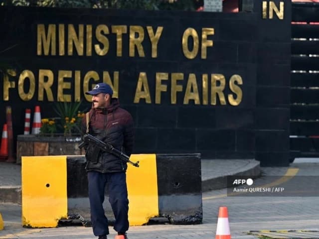 Pakistan in delicate balancing act