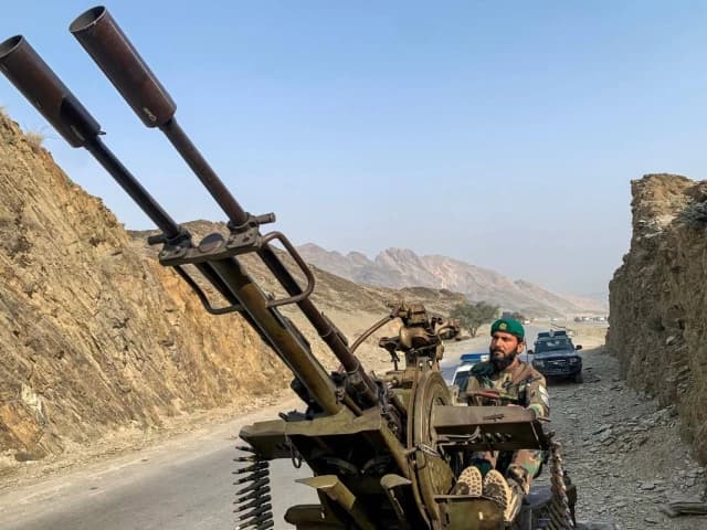 Blasts rock Kabul as Afghan, Pakistani troops escalate border clashes