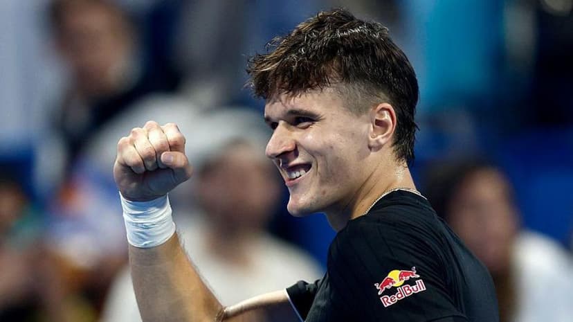 Mensik Upsets Sinner to Reach Qatar Open Semi-finals