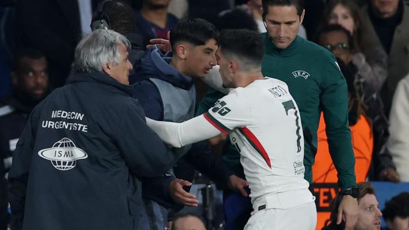 Kvaratskhelia on fire as PSG crush Chelsea 5-2