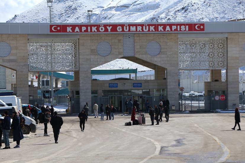 Day-trip crossings suspended at Türkiye-Iran border: Minister