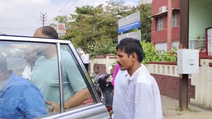 Delhi Police Arrest 8, Including 6 Bangladeshis, Over 'Free Kashmir' Posters at Metro Stations