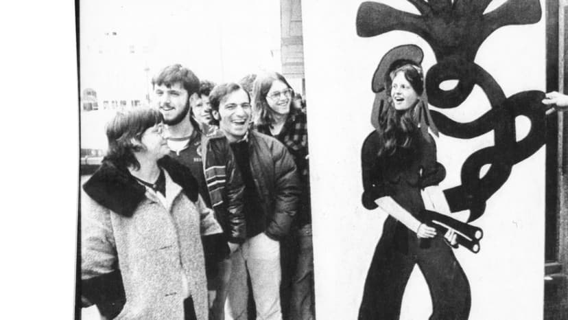 Witness challenges image of Patricia Hearst as innocent victim in 1976