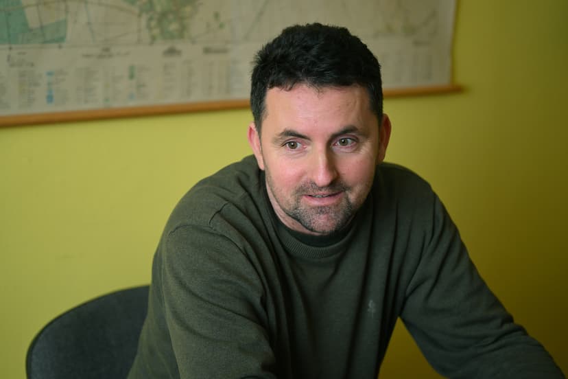 Hungarian Mayor Exposes NER System, Offers Maldives Trip to Teacher