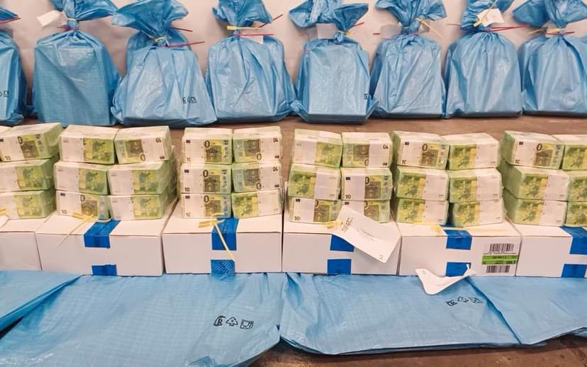 Hungarian Authorities Question Expulsion of Ukrainian Money Transporters Amid Criminal Investigation