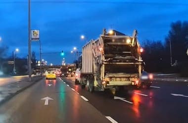 Videó: satufékezett a türelmetlenkedő sofőr a kukásautó előtt, centiken múlt a baleset