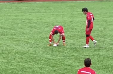 Újraélesztette a török focista a sirályt, akibe véletlenül belebikáztak egy labdát