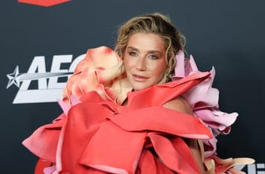 „A bűnöző, ragadozó Donald Trump több mint egymilliószor szerepel az Epstein-aktákban” – Kesha visszagágott, miután Trump engedély nélkül használta zenéjét