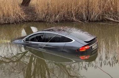 Tesla Drives into Hortobágy-Berettyó Canal in Hungary
