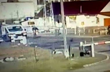 A scooter rider got stuck on the barrier because the sun was shining in his eyes - video