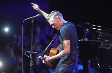 Bryan Adams to perform in Budapest in December