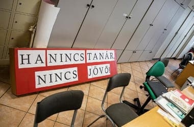 Hungarian Teachers to Receive 150,000 Forint Wage Supplement Before Elections