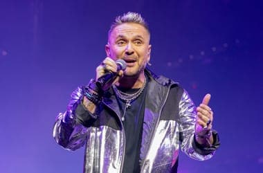 Rapper Majka Urges Audience to Vote, References Fidesz AI Video