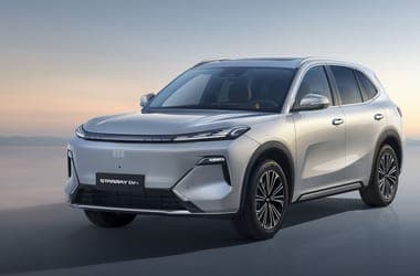 Chinese Automaker Geely Enters Hungarian Market with Hybrid and Electric SUVs