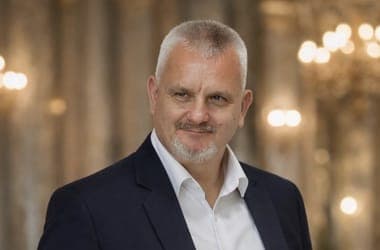 Szolnokra utaztat marosvásárhelyi fiatalokat egy erdélyi törpepárt, hogy a Fidesz kampányát segítsék