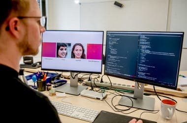 Meghamisított beszédek, mesterséges háborúk: Európa-szerte kampányeszköz lett az AI, az EU tehetetlen