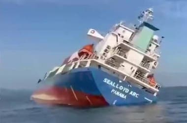 Oil Spill Reaches Thai Tourist Beaches from Sunken Cargo Ship