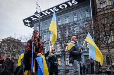 Szolidaritási menetet tartottak Budapesten az ukrajnai orosz invázió negyedik évfordulóján – képek