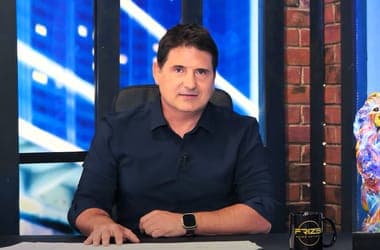 Hajdú Péter összebútorozik a kormánypárti Mandinerrel