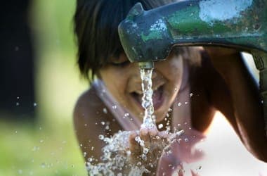 Mérgező örökvegyületeket mutattak ki a vízben a Duna menti gyárak körül, Karácsony Gergely szerint Budapesten biztonságosan fogyasztható az ivóvíz