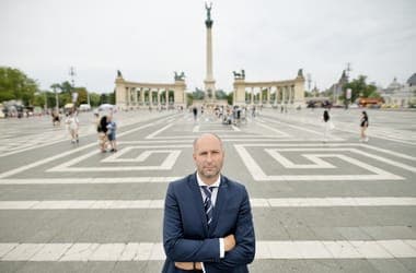 Szabó Bálint Withdraws from Election Race Against Tisza Party Leader