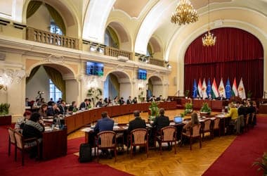 Fidelitas Protests Tisza Faction with Paper Mache Puppets in Budapest Assembly