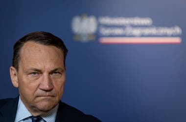 Polish Foreign Minister Reacts to Reports of Government Selling State Properties Near Budapest Train Stations