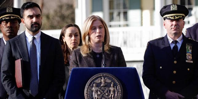 New York Police Investigate IS-Inspired Bomb Incident Near Mayor's Residence