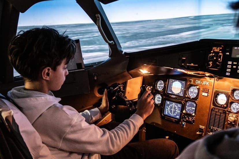 Místo fotbalu knipl letadla. Čeští školáci se učí pilotovat obří dopravní stroje