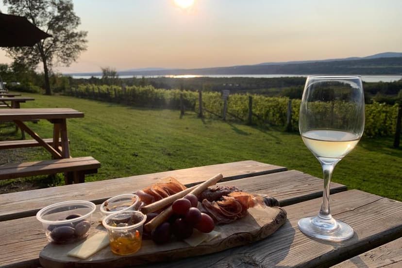 From Karel Kyncl's London to Quebec. Czech Television will broadcast the thousandth episode of Postřehy odjinud