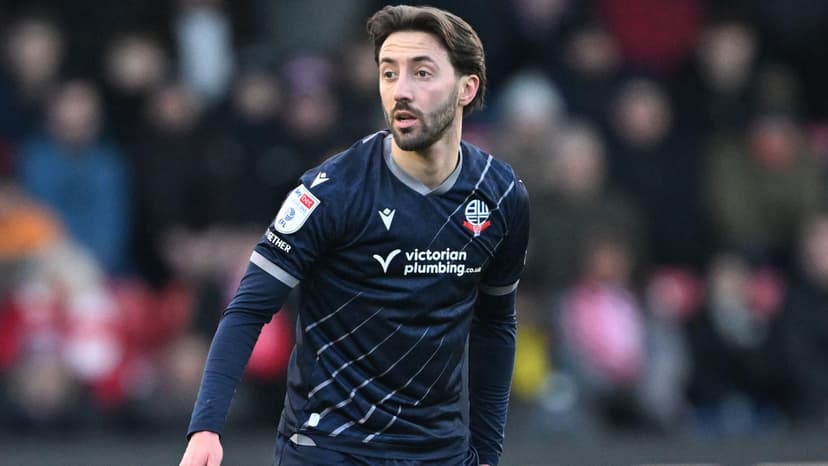 Bolton midfielder Sheehan extends contract