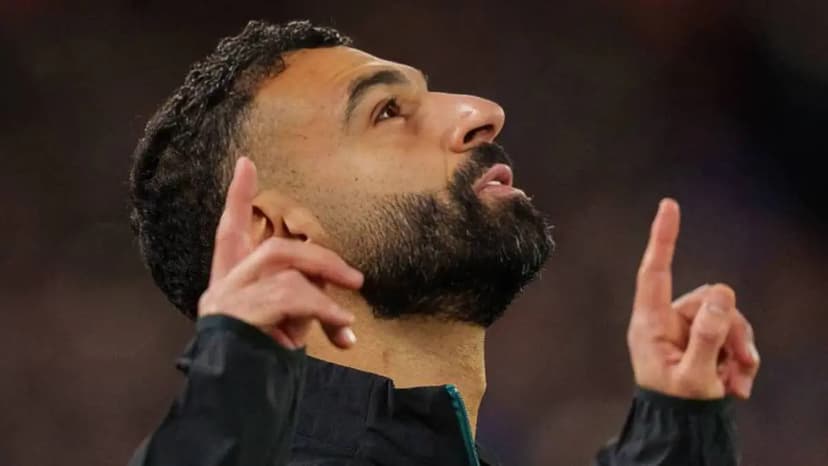 Peter Crouch Defends Mohamed Salah Amidst Criticism