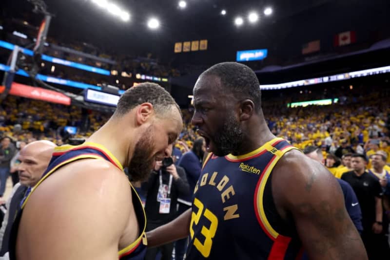 Stephen Curry looked frustrated seeing Draymond Green crash out during Golden State Warriors timeout
