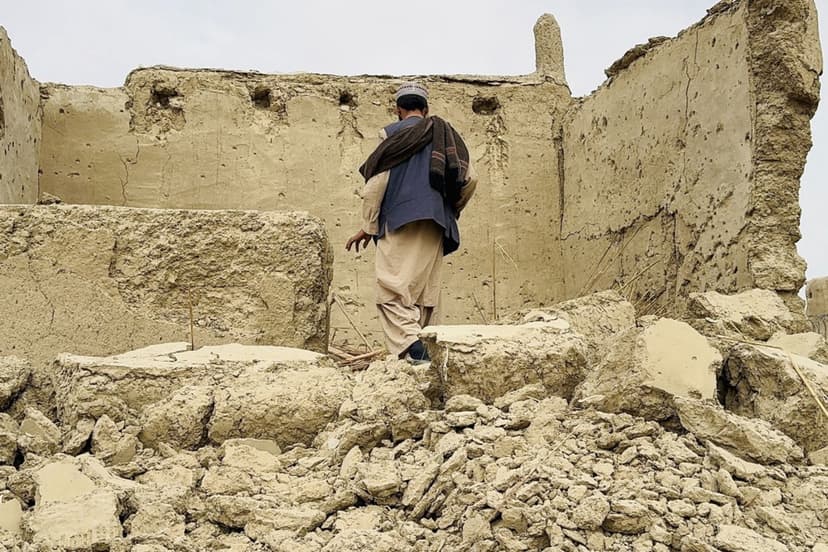 Исламабад влегува во отворена војна со Кабул: Соборен авион, пилотот во заробеништво (ФОТО)